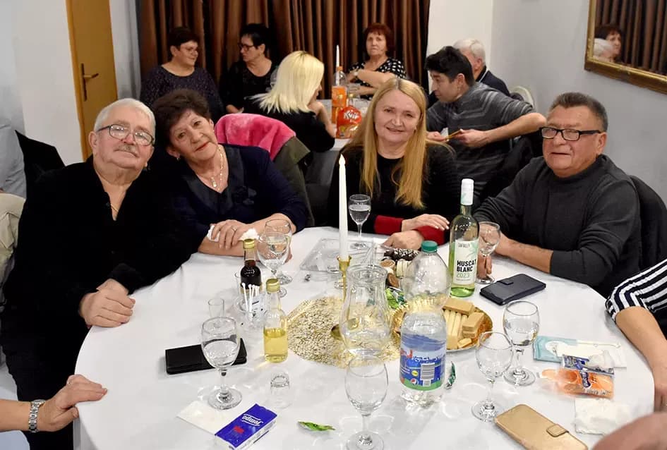 Tražila se ulaznica više: Plesna večer uz sastav Gold oduševila Požežane u dvorani Luki