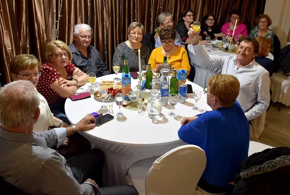 Tražila se ulaznica više: Plesna večer uz sastav Gold oduševila Požežane u dvorani Luki