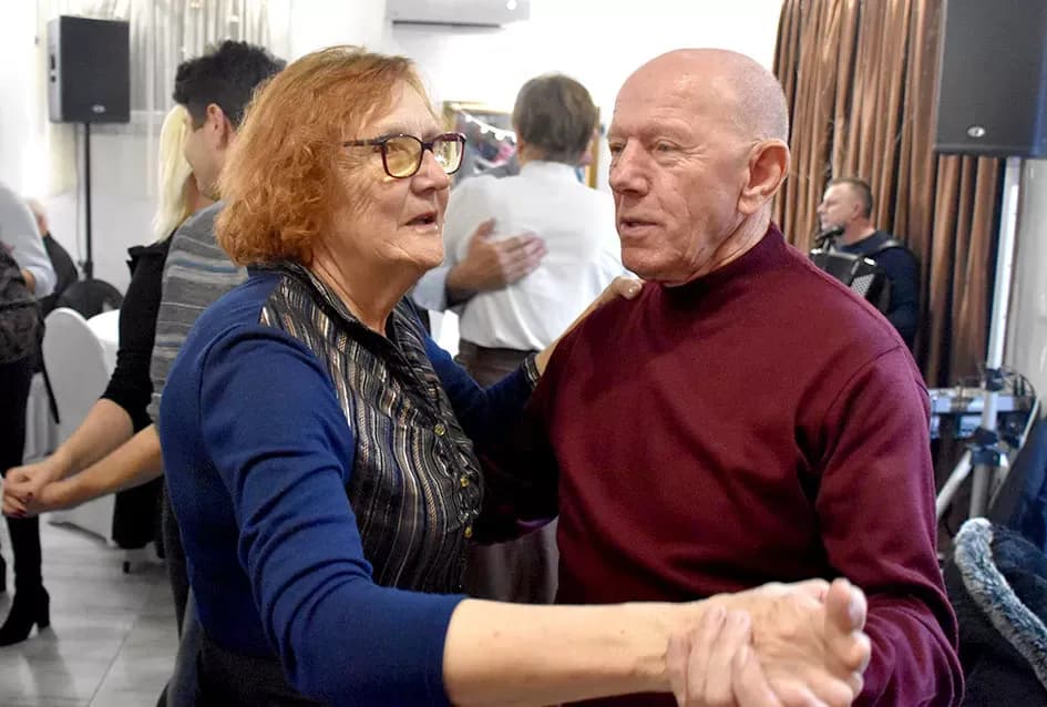 Tražila se ulaznica više: Plesna večer uz sastav Gold oduševila Požežane u dvorani Luki