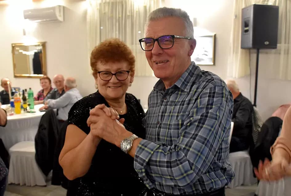 Tražila se ulaznica više: Plesna večer uz sastav Gold oduševila Požežane u dvorani Luki