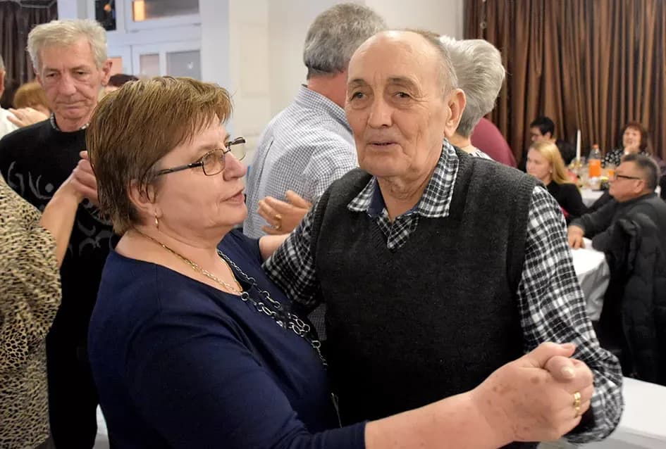 Tražila se ulaznica više: Plesna večer uz sastav Gold oduševila Požežane u dvorani Luki