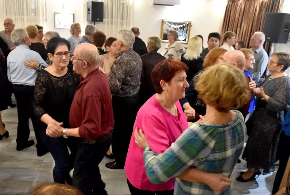 Tražila se ulaznica više: Plesna večer uz sastav Gold oduševila Požežane u dvorani Luki
