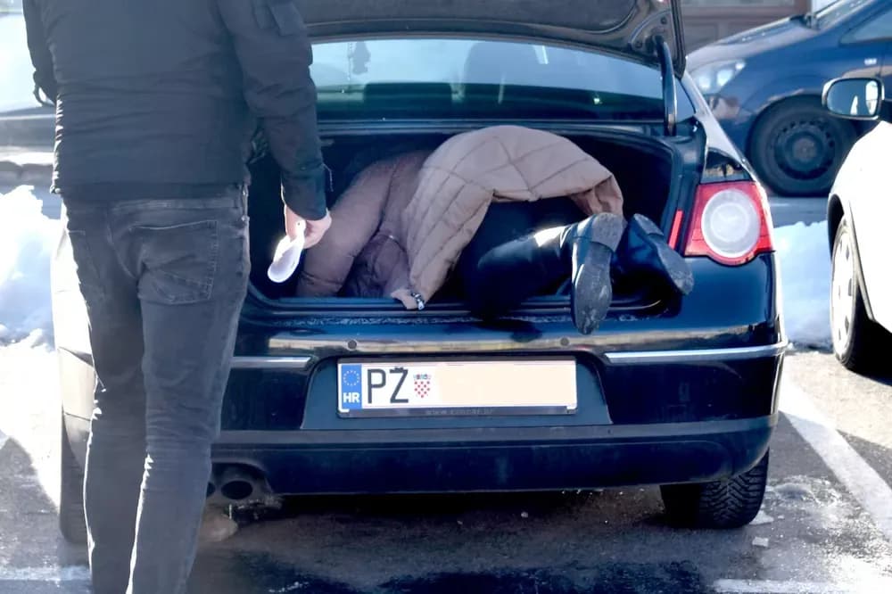 Ledeno jutro okovalo Požegu: Dok se čaplje griju u Veličanki, građani vode bitku sa zamrznutim bravama