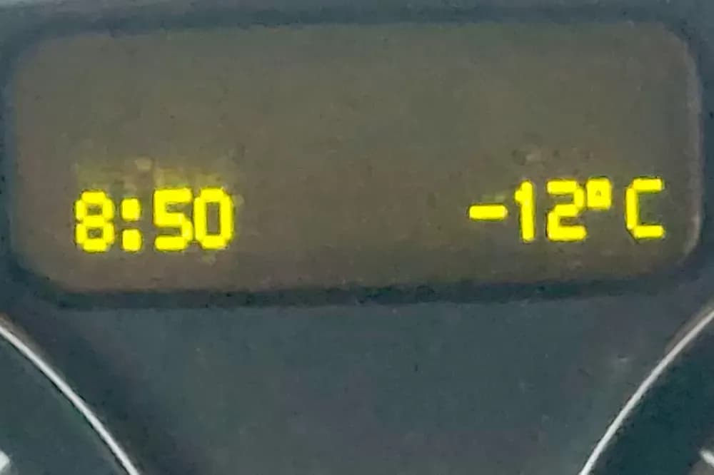 Ledeno jutro okovalo Požegu: Dok se čaplje griju u Veličanki, građani vode bitku sa zamrznutim bravama