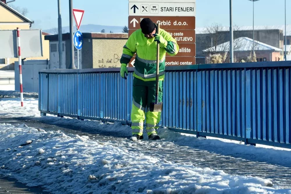 Ledeno jutro okovalo Požegu: Dok se čaplje griju u Veličanki, građani vode bitku sa zamrznutim bravama