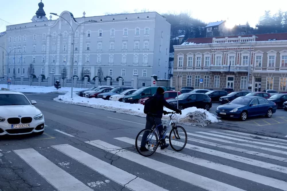 Ledeno jutro okovalo Požegu: Dok se čaplje griju u Veličanki, građani vode bitku sa zamrznutim bravama