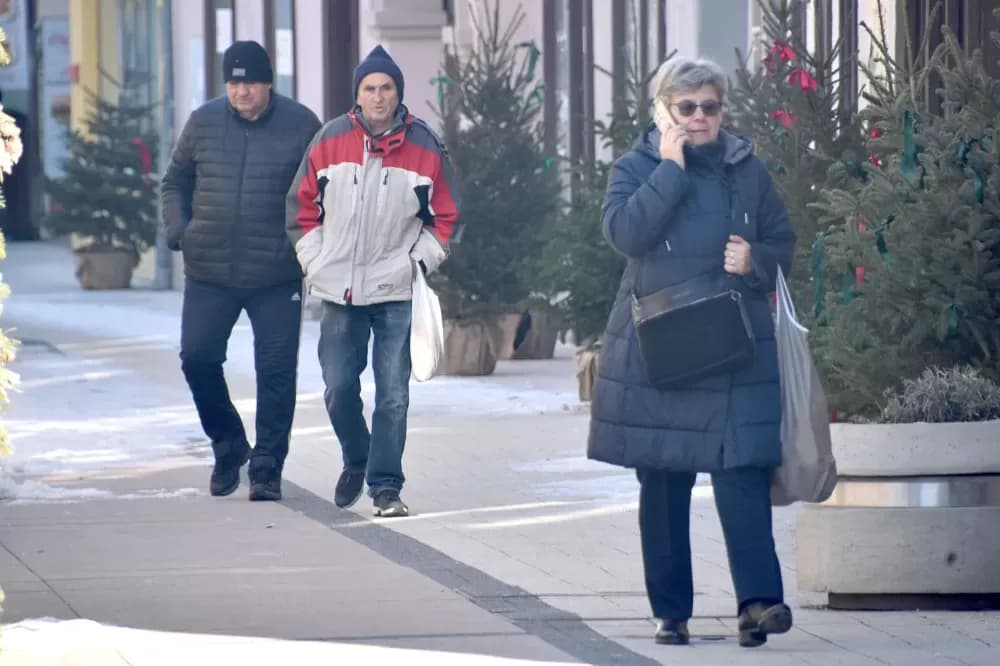 Ledeno jutro okovalo Požegu: Dok se čaplje griju u Veličanki, građani vode bitku sa zamrznutim bravama
