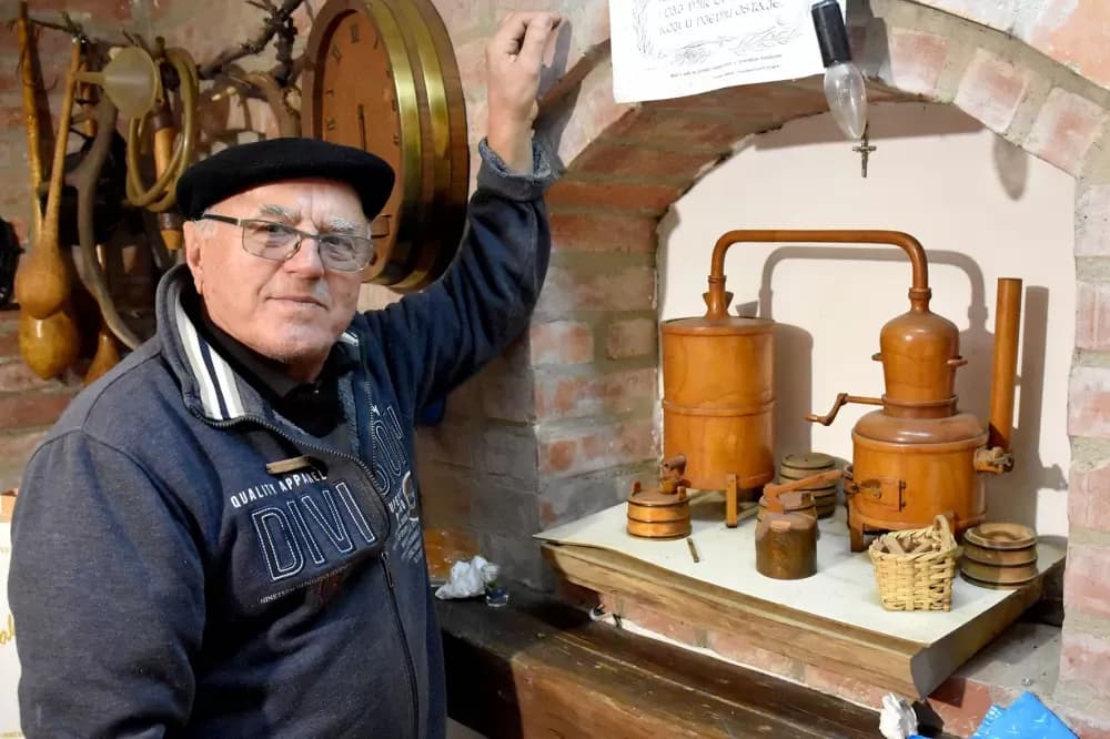 Polarna ambijent u Požegi: Vitalni umirovljenik Antun od snijega stvorio praunukin san