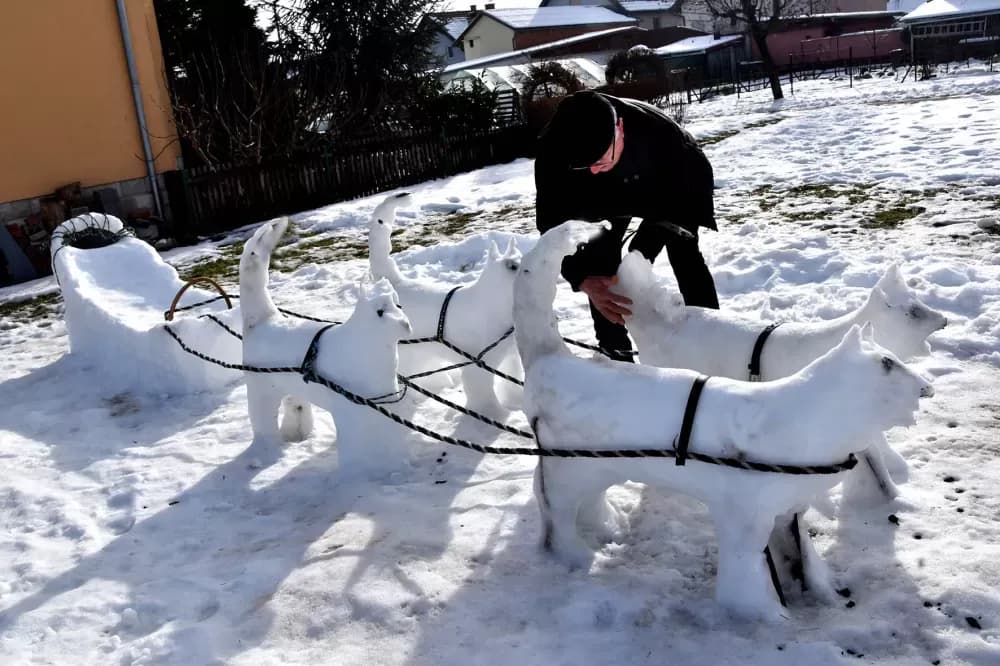 Polarna ambijent u Požegi: Vitalni umirovljenik Antun od snijega stvorio praunukin san