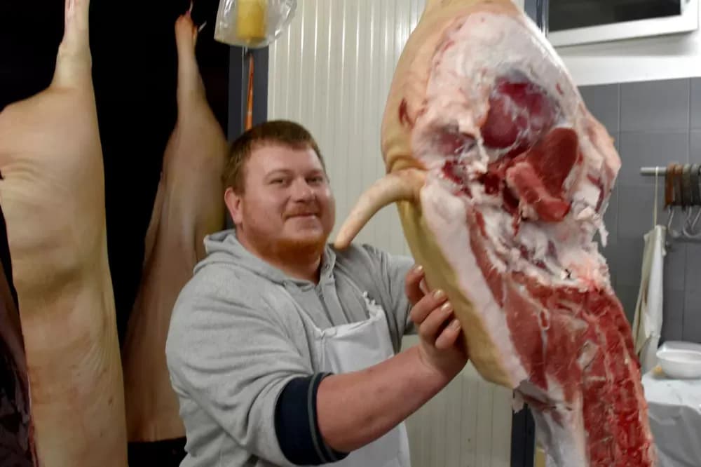 Niske temperature idu na ruku majstorima kulena: Damir Hruška prerađuje stotinu tovljenika iz vlastita uzgoja