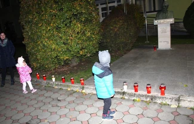 ZA ŽRTVE VUKOVARA I ŠKABRNJE: Sinoć u Pleternici upriličeno u večernjim satima zajedničko paljenje lampiona