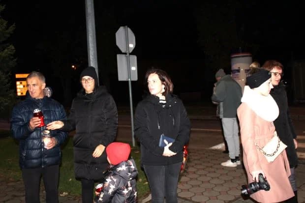ZA ŽRTVE VUKOVARA I ŠKABRNJE: Sinoć u Pleternici upriličeno u večernjim satima zajedničko paljenje lampiona