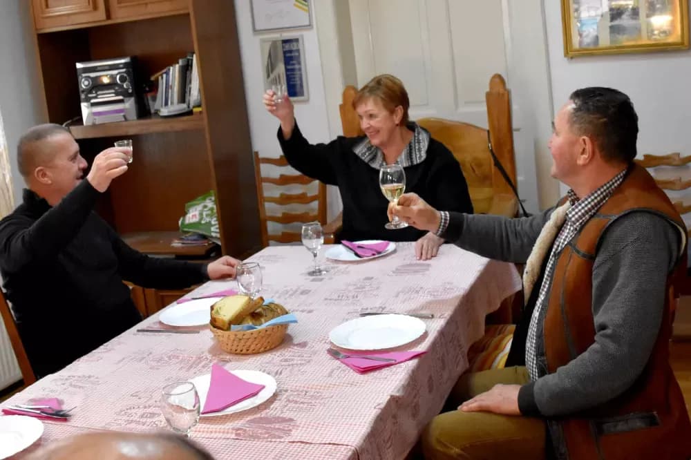 SJEĆANJE NA ĆIRU POŽEŠKOG: Supruga Lovorka i najbliži prijatelji odali počast legendi uoči prve obljetnice smrti