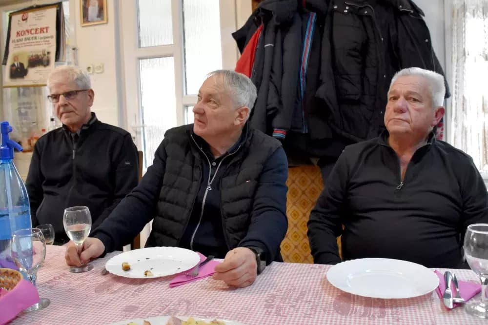 SJEĆANJE NA ĆIRU POŽEŠKOG: Supruga Lovorka i najbliži prijatelji odali počast legendi uoči prve obljetnice smrti