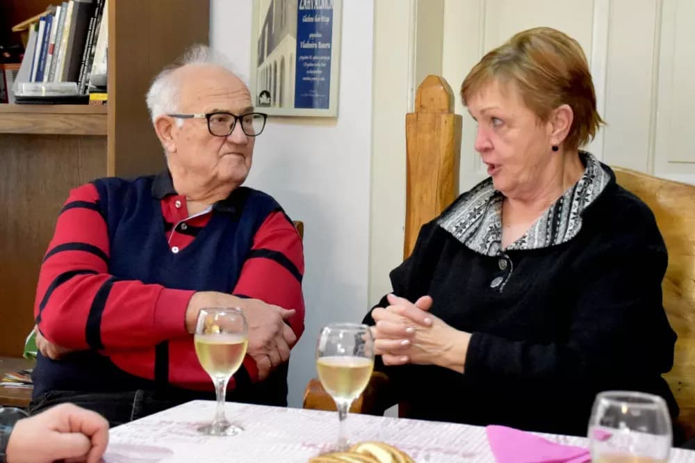 SJEĆANJE NA ĆIRU POŽEŠKOG: Supruga Lovorka i najbliži prijatelji odali počast legendi uoči prve obljetnice smrti