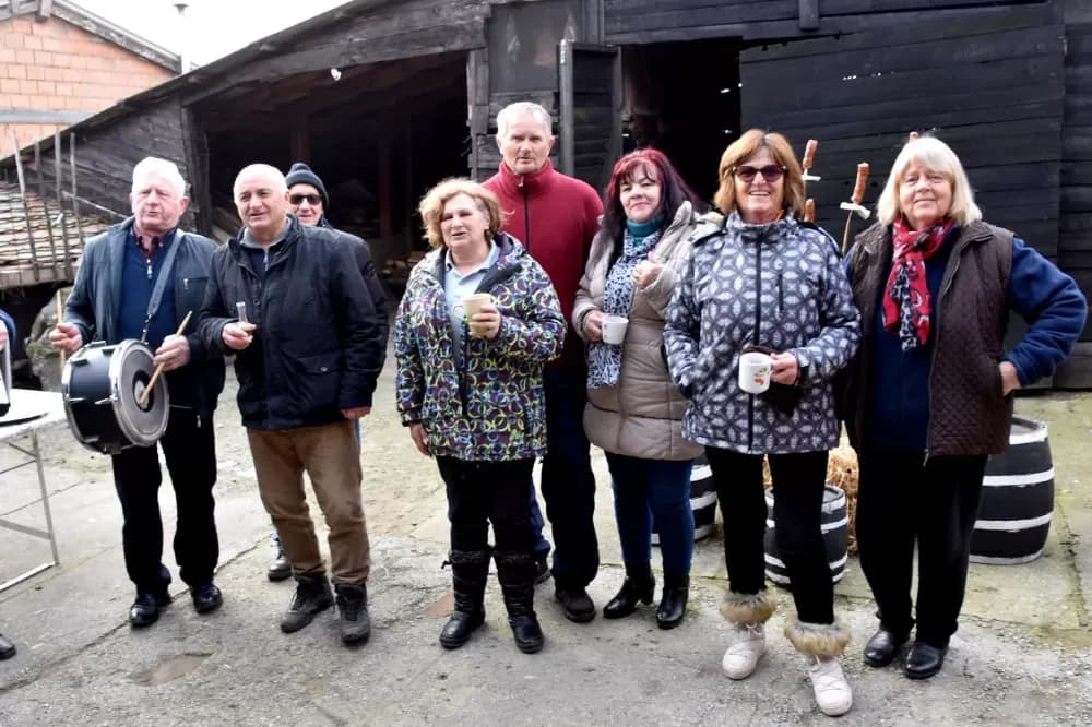 DVOSTRUKO SLAVLJE KOD KRSNIKOVIH: Vincelovo i Vinkov imendan uz pjesmu, blagoslov i miris ražnja