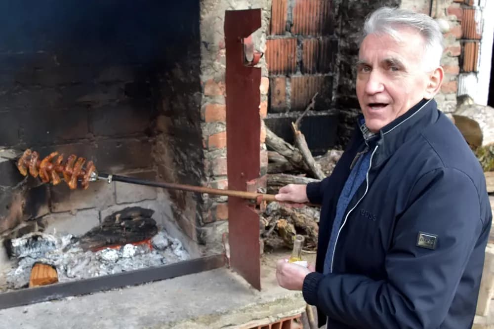 DVOSTRUKO SLAVLJE KOD KRSNIKOVIH: Vincelovo i Vinkov imendan uz pjesmu, blagoslov i miris ražnja