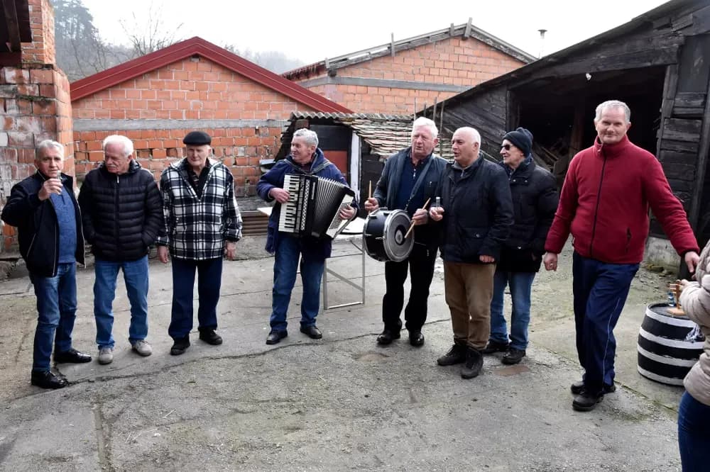DVOSTRUKO SLAVLJE KOD KRSNIKOVIH: Vincelovo i Vinkov imendan uz pjesmu, blagoslov i miris ražnja