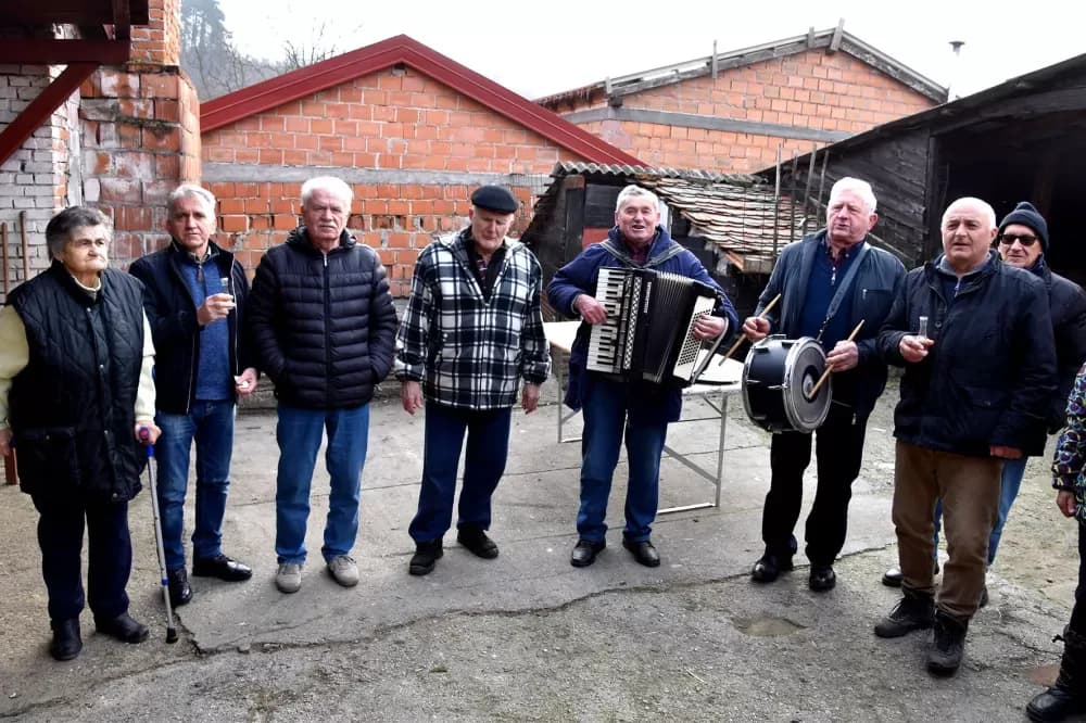 DVOSTRUKO SLAVLJE KOD KRSNIKOVIH: Vincelovo i Vinkov imendan uz pjesmu, blagoslov i miris ražnja