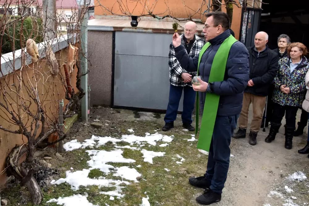 DVOSTRUKO SLAVLJE KOD KRSNIKOVIH: Vincelovo i Vinkov imendan uz pjesmu, blagoslov i miris ražnja