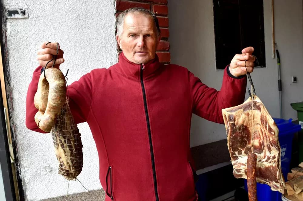 DVOSTRUKO SLAVLJE KOD KRSNIKOVIH: Vincelovo i Vinkov imendan uz pjesmu, blagoslov i miris ražnja