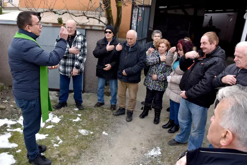 DVOSTRUKO SLAVLJE KOD KRSNIKOVIH: Vincelovo i Vinkov imendan uz pjesmu, blagoslov i miris ražnja