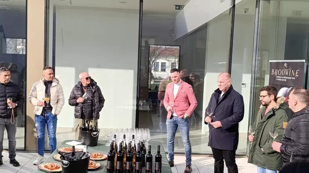 Vinobus Radio Slavonije krenuo na jubilarnu 20. vinsku rutu