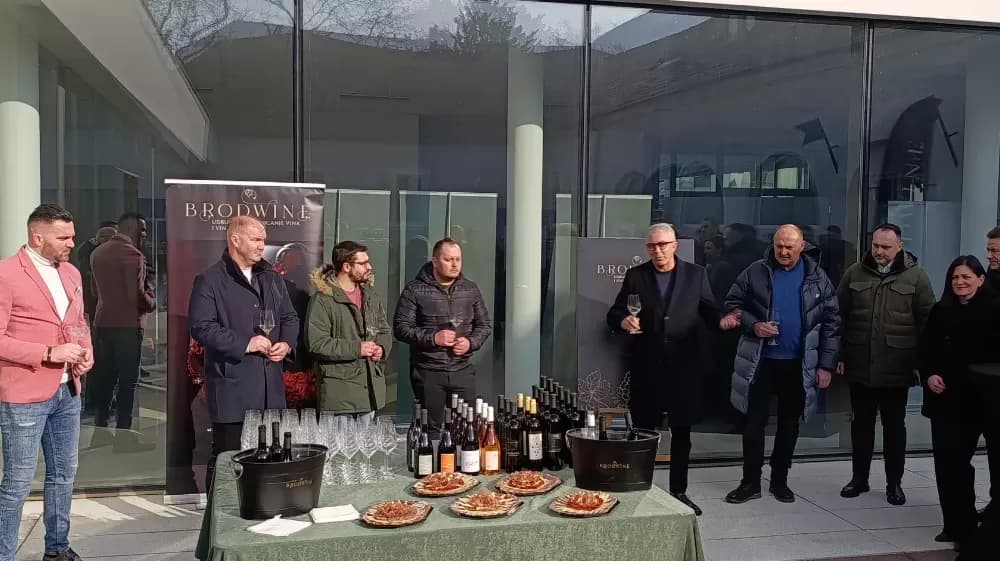 Vinobus Radio Slavonije krenuo na jubilarnu 20. vinsku rutu