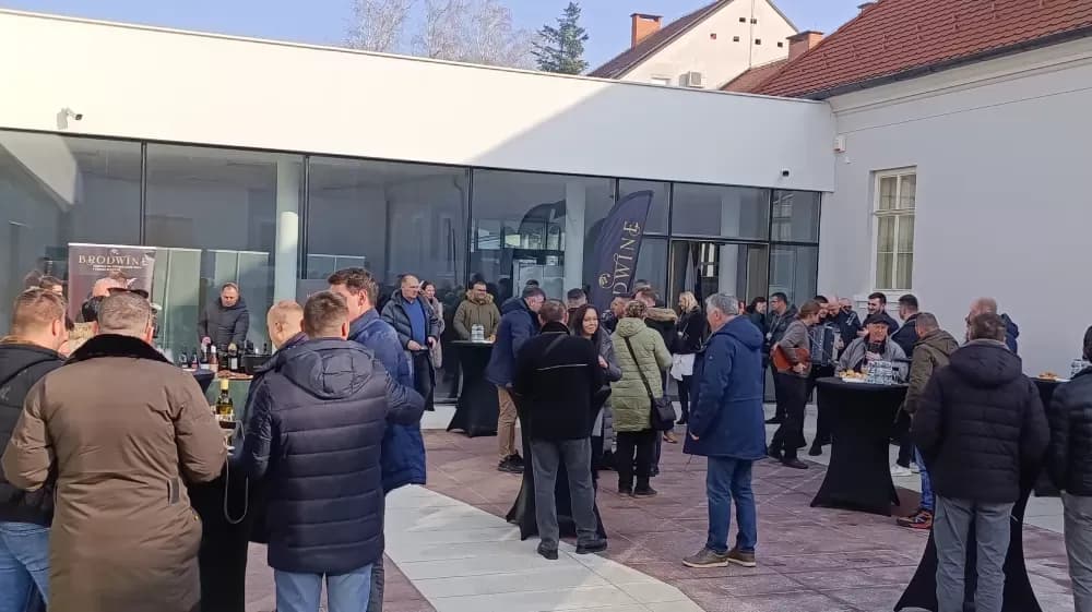 Vinobus Radio Slavonije krenuo na jubilarnu 20. vinsku rutu
