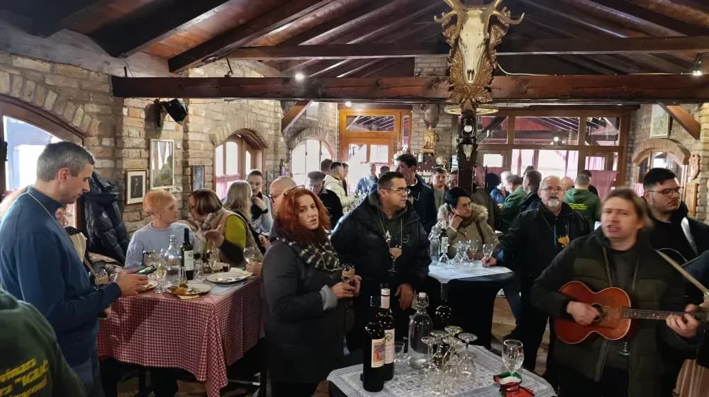 Vinobus Radio Slavonije krenuo na jubilarnu 20. vinsku rutu