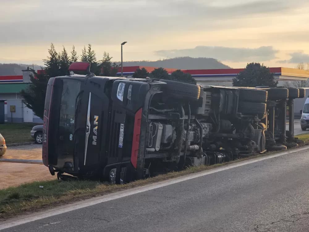 Kamion s kukuruzom završio u putnom kanalu
