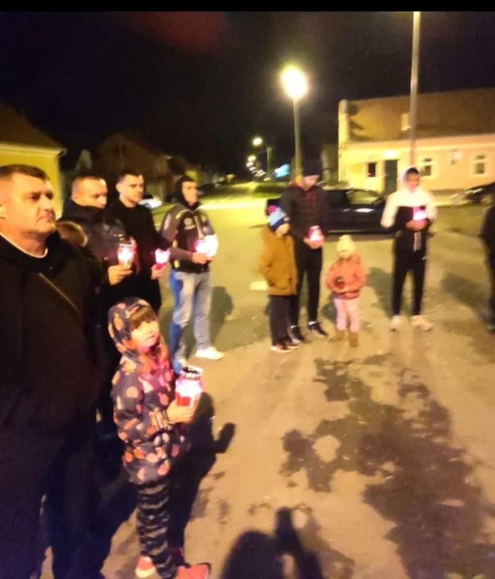 UZ 32. GODIŠNJICU ŽRTVE VUKOVARA I ŠKABRNJE: U Zagrađu  članovi NK ʼGraničarʼ i mještani zapalili lampione