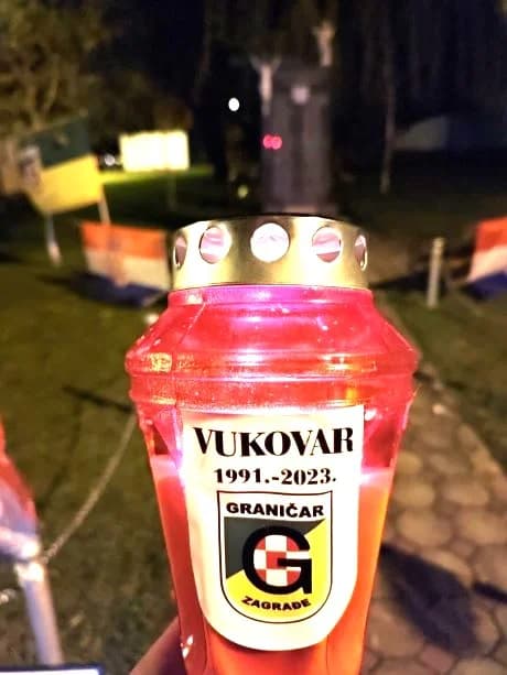 UZ 32. GODIŠNJICU ŽRTVE VUKOVARA I ŠKABRNJE: U Zagrađu  članovi NK ʼGraničarʼ i mještani zapalili lampione