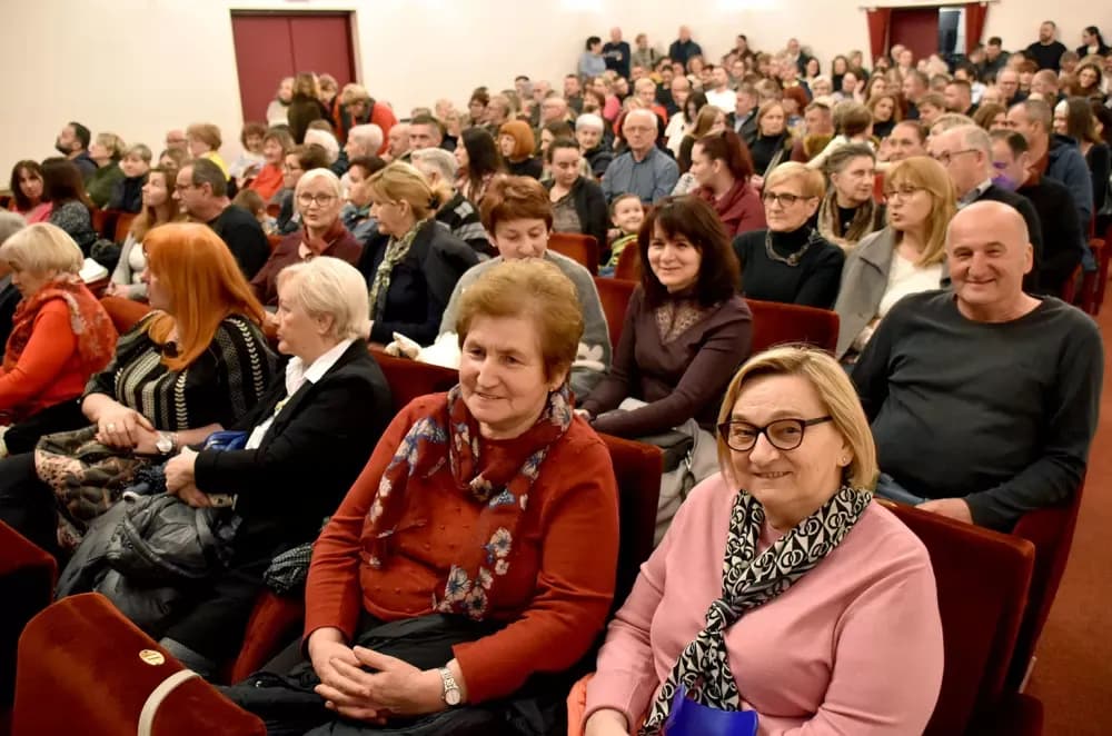 Slavonska ikavica i smijeh do suza napunili požeško kazalište