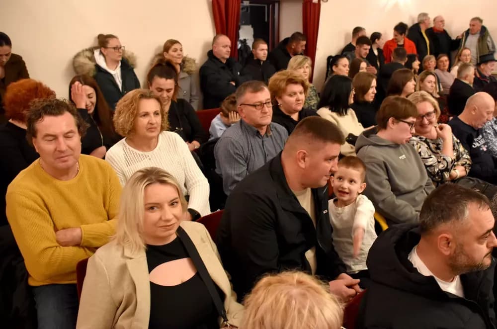Slavonska ikavica i smijeh do suza napunili požeško kazalište