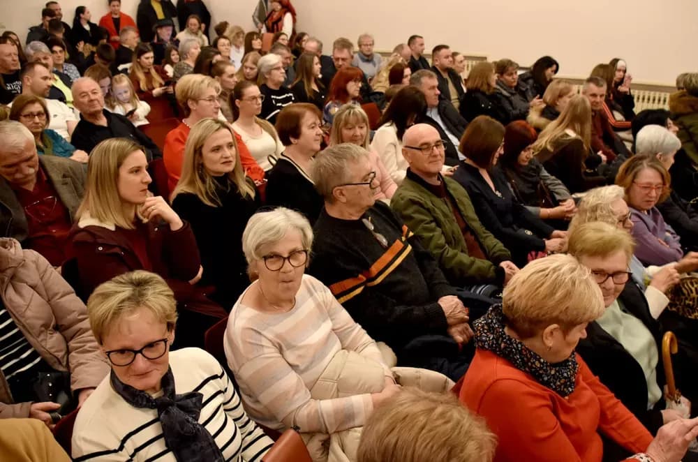 Slavonska ikavica i smijeh do suza napunili požeško kazalište
