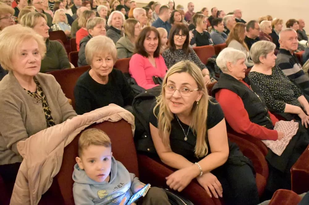 Slavonska ikavica i smijeh do suza napunili požeško kazalište