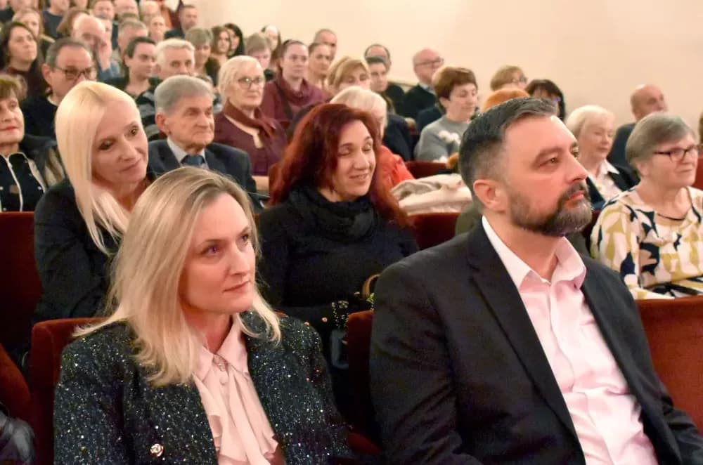 Slavonska ikavica i smijeh do suza napunili požeško kazalište
