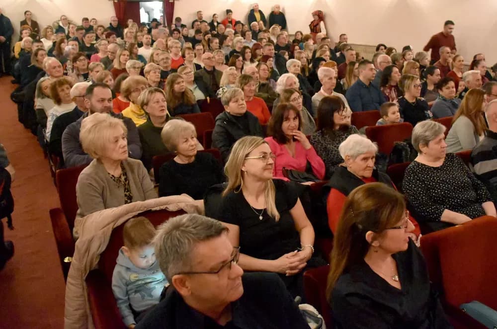 Slavonska ikavica i smijeh do suza napunili požeško kazalište