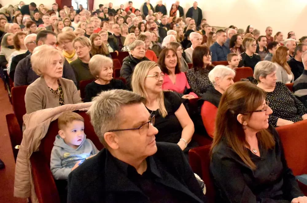 Slavonska ikavica i smijeh do suza napunili požeško kazalište