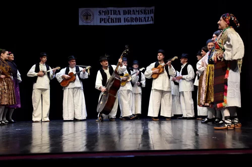 Slavonska ikavica i smijeh do suza napunili požeško kazalište