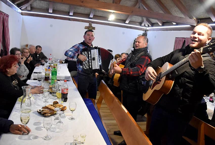 Počelo u Kutjevu a završilo na Velikom kamenu kod obitelji Hodak