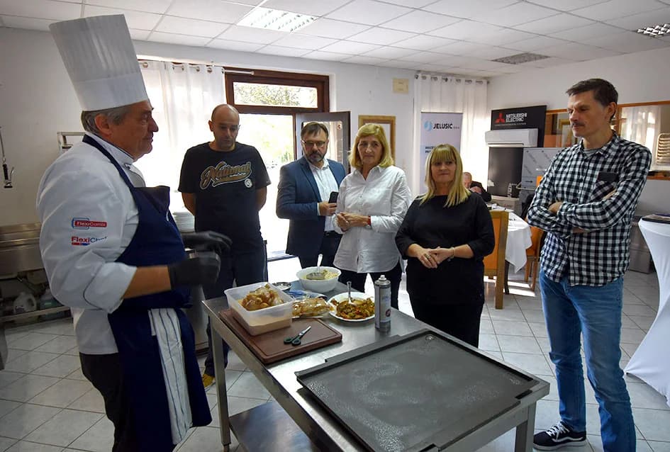 PREDSTAVLJENI PROFESIONALNI KUHARSKI UREĐAJI U SALONU  JELUŠIĆ IZ KAPTOLA: Nedostatak stručnih radnika rješavaj suvremena oprema