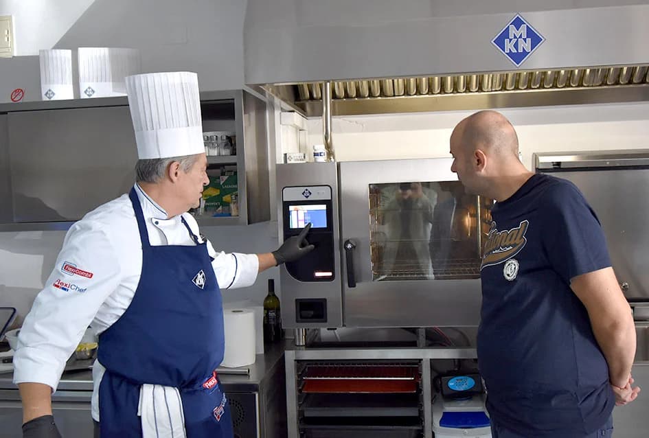 PREDSTAVLJENI PROFESIONALNI KUHARSKI UREĐAJI U SALONU  JELUŠIĆ IZ KAPTOLA: Nedostatak stručnih radnika rješavaj suvremena oprema
