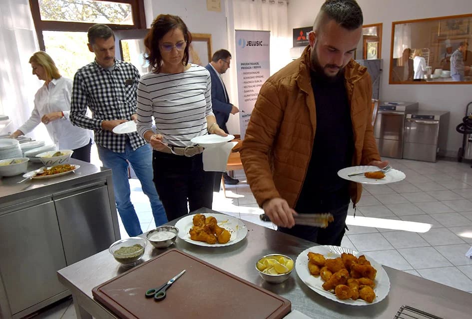 PREDSTAVLJENI PROFESIONALNI KUHARSKI UREĐAJI U SALONU  JELUŠIĆ IZ KAPTOLA: Nedostatak stručnih radnika rješavaj suvremena oprema