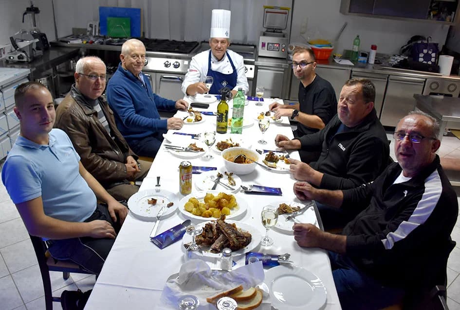 PREDSTAVLJENI PROFESIONALNI KUHARSKI UREĐAJI U SALONU  JELUŠIĆ IZ KAPTOLA: Nedostatak stručnih radnika rješavaj suvremena oprema