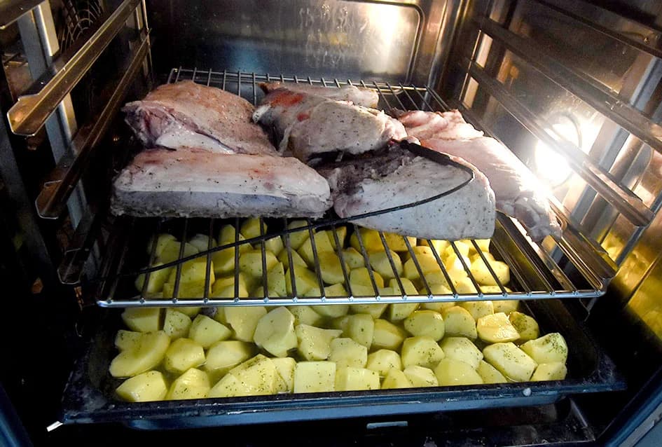 PREDSTAVLJENI PROFESIONALNI KUHARSKI UREĐAJI U SALONU  JELUŠIĆ IZ KAPTOLA: Nedostatak stručnih radnika rješavaj suvremena oprema