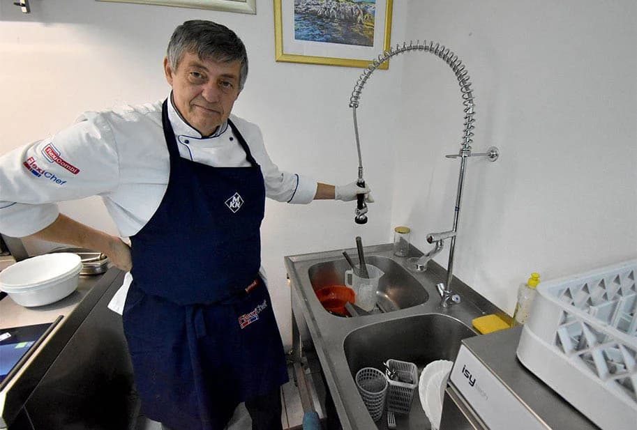 PREDSTAVLJENI PROFESIONALNI KUHARSKI UREĐAJI U SALONU  JELUŠIĆ IZ KAPTOLA: Nedostatak stručnih radnika rješavaj suvremena oprema