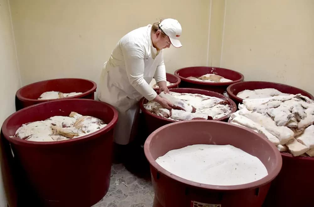 Tradicija koja miriše na Uskrs: Na imanju obitelji Hruška priprema se više od 500 domaćih šunki