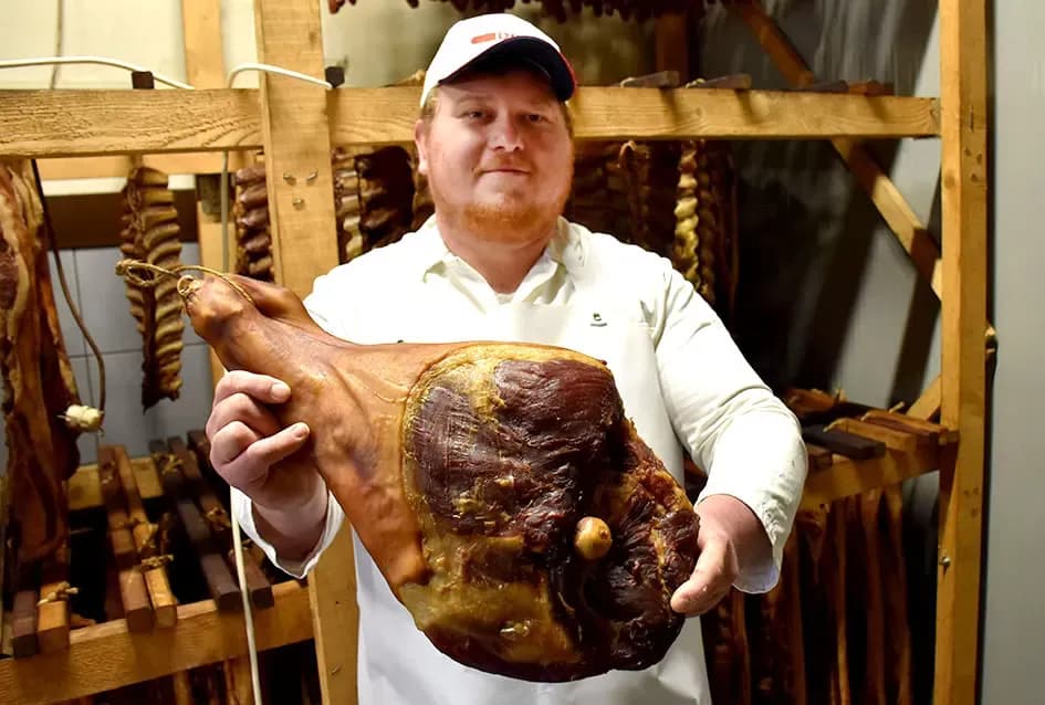Tradicija koja miriše na Uskrs: Na imanju obitelji Hruška priprema se više od 500 domaćih šunki